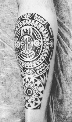  Tatouage maori, polynésien sur le mollet